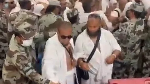 رجال الأمن يطوقون حاجًا كفيفًا عند جمرة العقبة ويساعدونه بالرمي