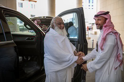 شاهد.. ضيوف الملك من باكستان وطاجيكستان يصلون مكة لأداء الحج
