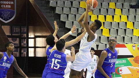 جانب من لقاء المنتخب السعودي للشباب لكرة السلة مع نظيره الكويتي