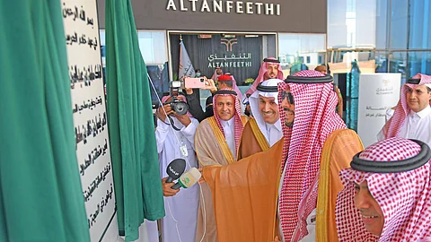 الأمير فيصل بن خالد بن سلطان مدشناً الصالة التنفيذية