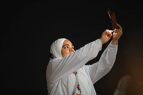 من مشعر عرفات.. الحجاج ينقلون إلى ذويهم مشاهد فرحتهم بركن الحج الأعظم