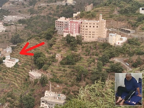 بالفيديو.. مواطن من ذوي الاحتياجات يغادر محافظة فيفاء على الأكتاف