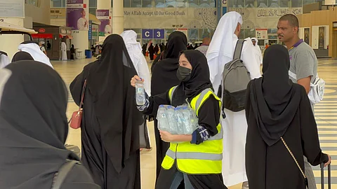 جانب من توزيع عبوات الماء البارد على ضيوف الرحمن