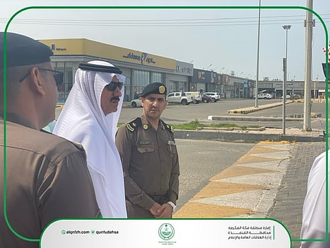 تجاوبًا مع "سبق".. محافظ القنفذة يقف على موقع "مطب التهدئة"