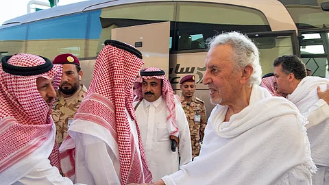 خالد الفيصل يصل إلى منى