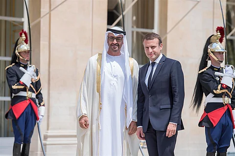 الشيخ محمد بن زايد والرئيس الفرنسي خلال زيارة سابقة لفرنسا