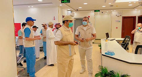 سعيد القحطاني خلال تفقده النقاط الصحية