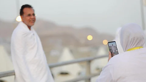 والد الطبيبات الثلاث لـ "سبق" أعيش فرحة تخرج بناتي في أطهر البقاع .. وحلمي بالحج تحقق