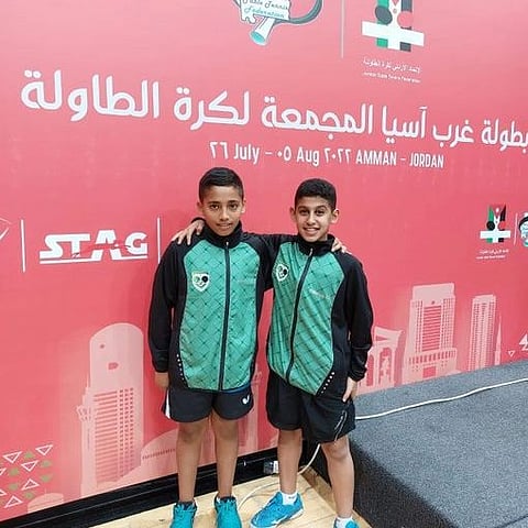 لاعبا الأخضر السعودي عبدالرحمن الطاهر ويوسف هتان