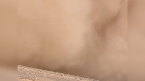 شاهد.. عاصفة الغبار تداهم سماء عفيف "مساء اليوم"