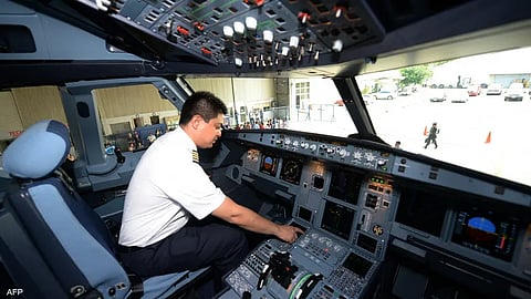 قمرة القيادة يكون فيها طياران على الأقل