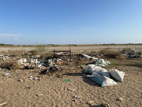 بالصور.. مخلفات ونفايات في مجرى وادي "ابن عبدالله " بموسم جازان