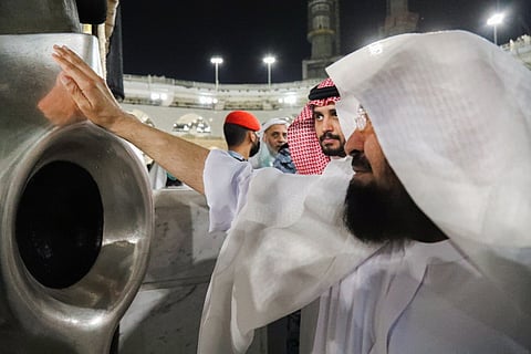 الشيخ عبدالرحمن السديس يطيب الحجر الأسود