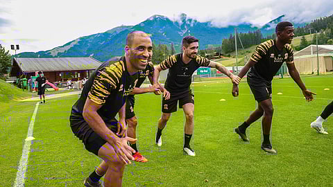 لاعبو الاتحاد خلال أدائهم الحصة التدريبية