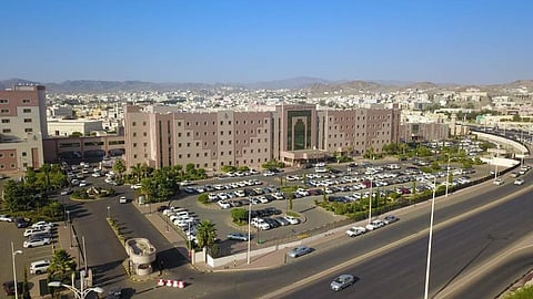 مجمع الملك فيصل الطبي بالطائف ينهي معاناة طفل مع عملية الإخراج