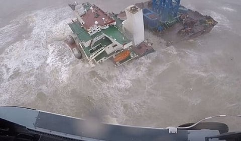 إعصار "تشابا" يشطر سفينة إلى نصفين في بحر الصين الجنوبي