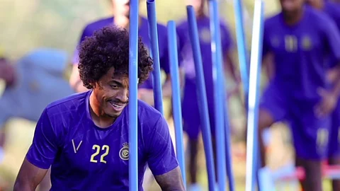لويس غوستافو لاعب النصر خلال التدريبات الجماعية