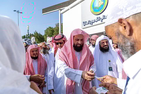 رئيس الهيئات يتفقد المركزين الميدانيين التوعويين بجبل عرفة ومكتبة مكة