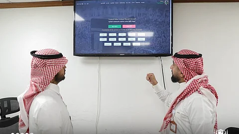 أسامة الزهراني يقف على عمل منصة منارة الحرمين الشريفين