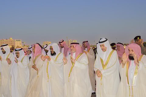 "أمير تبوك" يؤدّي صلاة عيد الأضحى المبارك مع جموع المصلين
