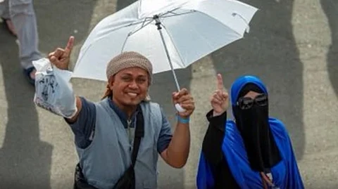 البسمة ترتسم على محيا ضيوف الرحمن