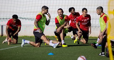 جانب من تدريبات لاعبي الشباب