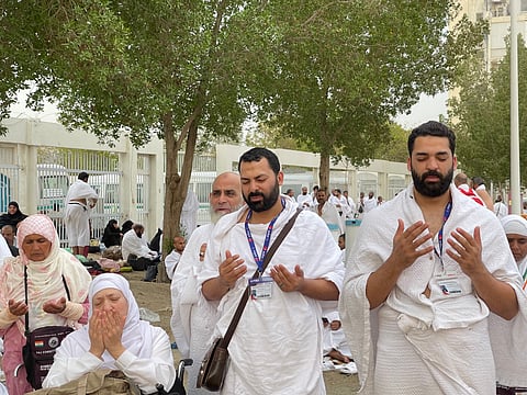 شاهد.. عدسة "سبق" توثق صورة خاشعة مليئة بالروحانية قبيل غروب شمس يوم عرفة