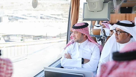 الوزير ماجد الحقيل خلال جولته على المشاعر المقدسة