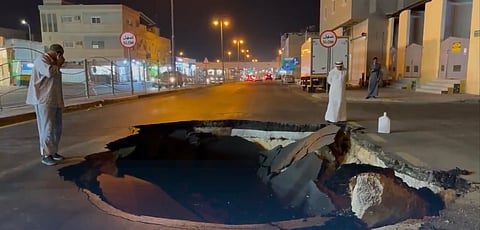 تسرب في خطوط شبكة الصرف الصحي خلف انهيار شارع الأحساء