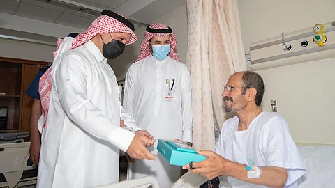 "الداود" يعايد المنومين بمستشفى قوى الأمن بمكة وينقل تهنئة وزير الداخلية