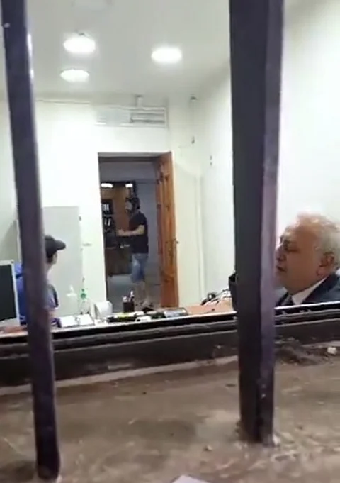 مسلح يحتجز مواطنين وموظفين داخل بنك في بيروت
