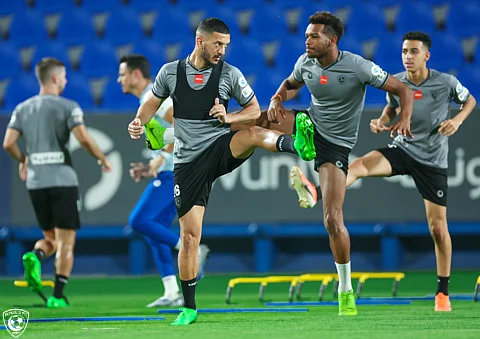 لاعبو الهلال يؤدون التدريبات الجماعية