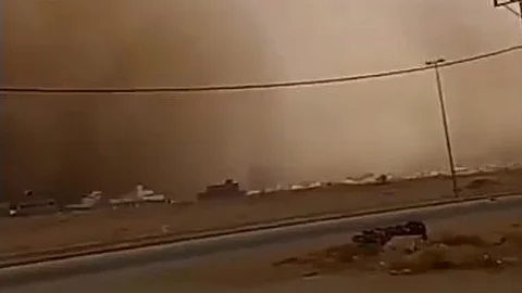 شاهد.. عاصفة ترابية تضرب محافظة السلسل