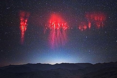 "العفاريت الحمراء".. ظاهرة غامضة تتوهج في سماء هذه الدولة