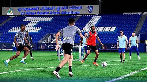 لاعبو الهلال يطبقون الجمل التكتيكية