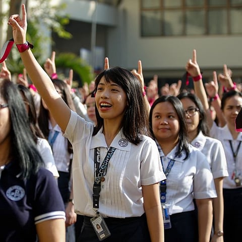 لأول مرة منذ الجائحة.. ملايين الأطفال يعودون إلى مقاعد الدراسة بالفلبين