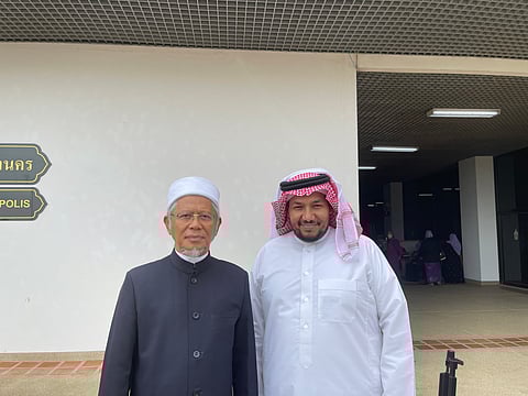 الزميل عبدالله العنزي ورئيس مجلس التعاون بين الأديان بتايلاند إسماعيل جافاكيا