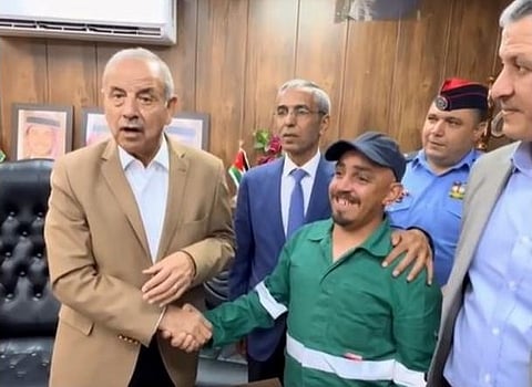 الأردن.. عامل يُعيد حقيبة فيها أموال ومجوهرات إلى أصحابها