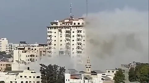 من موقع القصف الإسرائيلي على البناية السكنية في غزة