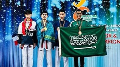 البطل إبراهيم آل هادي أثناء تتويجه بالميدالية البرونزية