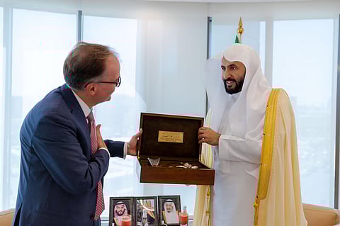 وزير العدل يبحث مع أمين عام مؤتمر لاهاي للقانون الدولي سبل تعزيز التعاون