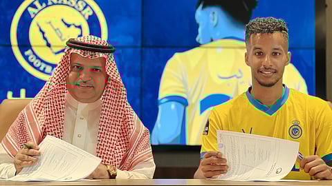 اللاعب عبدالرحمن غريب ومسلي آل معمر يوقعان العقد