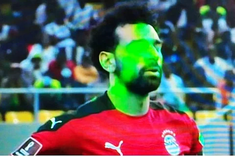 مع انطلاق الدوريات العالمية.. هنا أشهر حالات الاشتباكات بين اللاعبين والجماهير