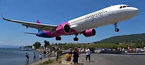 فيديو أغرب هبوط لطائرة.. شاهد ما حدث للسياح على جزيرة يونانية