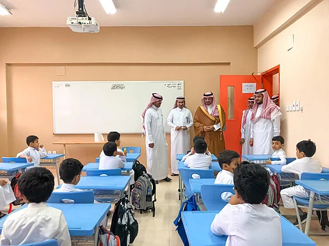 "محافظ ينبع" يقف على سير الدراسة مواكبًا انطلاقة العام الجديد