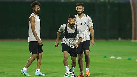 لاعبو الأهلي يؤدون الحصة التدريبية