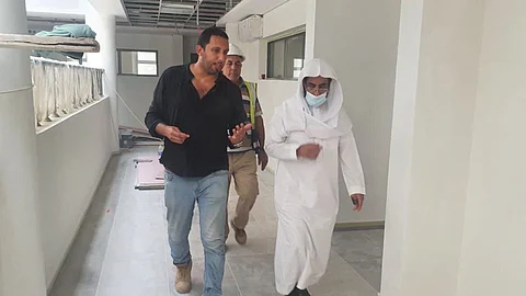 زكي الحازمي خلال يتفقد المدارس للتأكد من جاهزيتها