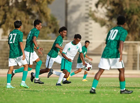 ناشئو المنتخب السعودي يؤدون التدريبات الجماعية