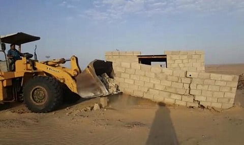 بلدية بيشة تُزيل تعديات وتجاوزات للبناء وسط مخططات سكنية