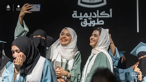 فرحة الطالبات خلال حفل تخرجهن من أكاديمية Apple